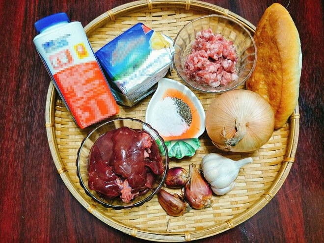 Chuẩn bị nguyên liệu làm  pate gan gà: - 4-5 bộ gan gà - 100gr thịt heo xay - 3 thìa bơ - 1 cái bánh mì - 1 thìa dầu hào - 1 nửa củ hành tây - 1 thìa đường - 1 chút muối - 1 thìa cà phê tiêu - Sữa tươi - 2 củ hành khô - 1 ít tỏi băm