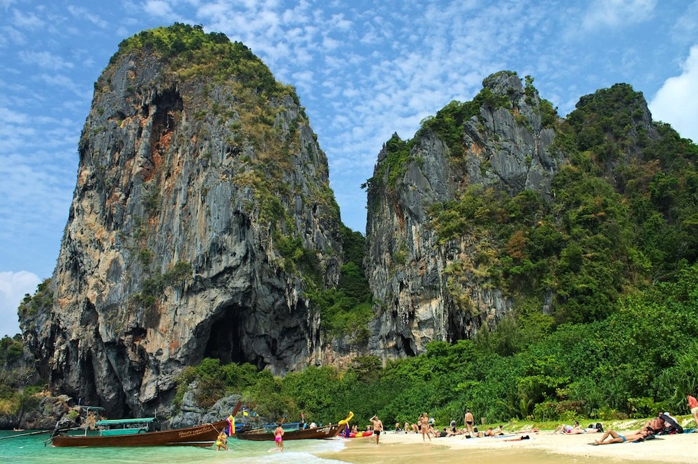 Krabi, Thái Lan: Thái Lan nổi tiếng với những bãi biển hoang sơ, nước biển xanh biếc, các vách đá hùng vĩ và nhiều hòn đảo đẹp cách bờ biển chỉ 1 km. Nếu muốn tận hưởng những điều này và tránh xa sự đông đúc, du khách có thể chọn Krabi ở miền Nam Thái Lan. Khi đến  địa điểm du lịch này, bạn được khám phá rừng nhiệt đới, đền thờ trong hang động. Ngoài ra, Krabi còn có nhiều tour khám phá các đảo, trong đó tour đi tham quan đảo Phi Phi được nhiều du khách lựa chọn.