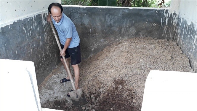 Anh Thục đang đảo trộn phân hữu cơ trong hố ủ phân compost.    Với người đàn ông 47 tuổi này, vợ con là tình yêu thứ nhất, lợn là tình yêu thứ hai. Ngoài thời gian ăn, ngủ với vợ thì anh ở cùng đàn lợn.  Cựu binh Nguyễn Văn Thục ví trang trại của mình là "đại bản doanh" của lợn đặc chủng. Cả tỉnh Nam Định này, không có ai nuôi nhiều lợn thảo dược như anh. Trong suốt một vòng đời từ lúc mang thai đến khi xuất chuồng, quân đoàn lợn cả ngàn con được huấn luyện trong môi trường... kỷ luật thép, từ chế độ ăn uống, sinh hoạt đến giải trí.   Mô hình nuôi lợn hữu cơ được anh gây dựng suốt hai thập kỷ. Không giống thức ăn đạm bạc của loài lợn Móng Cái, lợn rừng; cũng chẳng phải thức ăn công nghiệp tẩm kháng sinh, hoá chất giúp tăng trọng nhanh của các trang trại lợn công nghiệp; “ẩm thực” dành cho những chú lợn tại trang trại Hiền Thục tự phối trộn các thành phần rất đặc biệt.