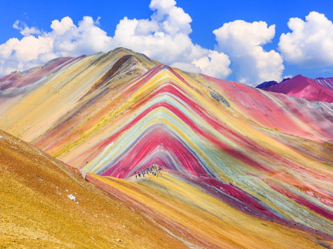 Vinicunca, vùng Cusco, Peru: Theo ngôn ngữ địa phương ở vùng Cusco, Vinicunca có nghĩa là núi cầu vồng. Màu sắc của  dãy núi là các khoáng chất, nhưng chúng không dễ nhìn thấy. Trong nhiều năm, Vinicunca bị che phủ bởi một lớp băng dày.