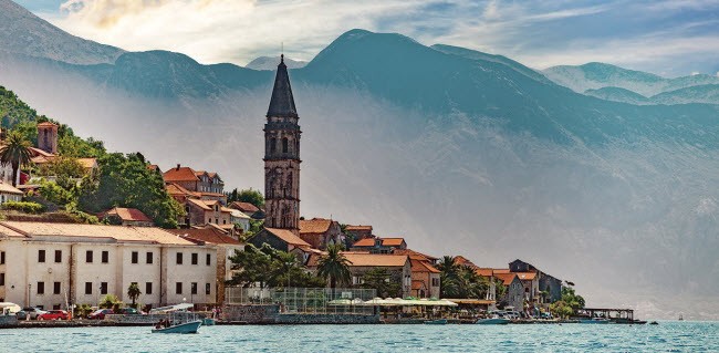 1. Montenegro Montenegro được coi là điểm đến thân thiện và rẻ nhất ở vùng Trung Âu. Giáp biển Adriatic, quốc gia này nổi tiếng với những dãy núi và nhà thờ nằm dọc bờ biển. Nhiều địa điểm cũng được lựa chọn làm bối cảnh cho 2 bộ phim nổi tiếng Trò Chơi Vương Quyền và Chiến tranh giữa các vì sao.