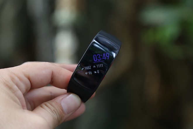 Điểm nhấn quan trọng nhất trên  Gear Fit2 Pro chính là tiêu chuẩn kháng nước 5 ATM. Đây là chuẩn kháng nước dành cho các thiết bị bơi lội chuyên nghiệp để đáp ứng hoạt động đầy áp lực trong môi trường nước của vận động viên. Với tiêu chuẩn kháng nước này, Gear Fit2 Pro có thể hoạt động và chịu được áp lực nước ở độ sâu tối đa 50m.