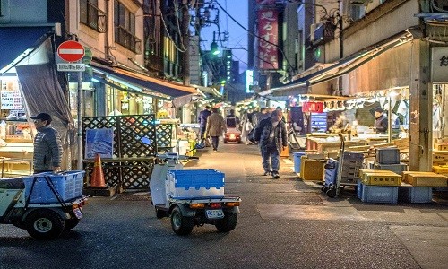 Chợ cá Tsukiji, thuộc quận Tsukiji, Tokyo, gần quận mua sắm Ginza xa hoa và sông Sumida. Khoảng thời gian lý tưởng để đến thăm Tsukiji là trước khi mặt trời mọc, lúc ngư dân mang cá tới và các cửa hàng chuẩn bị cá để bán. Ảnh: Business Insider.