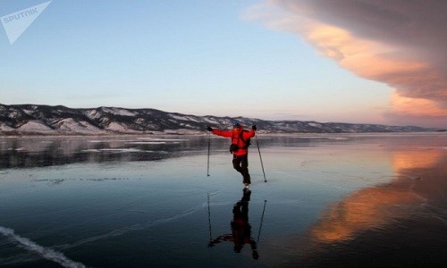 Vào mùa đông, hồ Baikal vùng Irkutsk, Nga, được bao phủ một khối băng trong suốt long lanh như pha lê dày đến 150cm, cực kỳ phù hợp cho việc trượt băng. Trong ảnh, người dân trượt băng trên  hồ nước cổ nhất Baikal ngày 6/1.