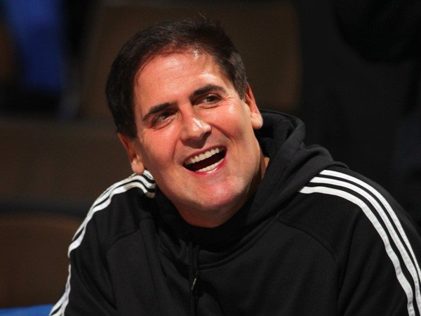  Tỷ phú Mark Cuban là một nhà đầu tư tài năng. Ông sở hữu khối tài sản kếch xù, trong đó có hãng truyền hình AXS TV, chuỗi rạp phim Landmark Theaters, hãng phim Magnolia Pictures và đội bóng rổ nhà nghề NBA Dallas Mavericks. Theo Forbes thống kê, hiện tại, ông đang sở hữu khối tài sản khoảng 3,3 tỷ USD. Mark Cuban bắt đầu buổi sáng của mình bằng bộn bề công việc – ngay khi vẫn còn nằm trên giường. ‘Công việc chính là bài tập thiền định mỗi sáng của tôi. Tôi thức dậy và làm việc ngay lập tức’ – chủ sở hữu của Dallas Mavericks cho biết.