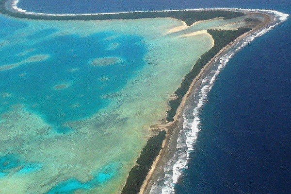 10. Funafuti Tuvalu là một quốc đảo nằm ở Thái Bình Dương, giữa Hawaii và Úc. Đây là quốc gia có tỷ lệ dân số thấp thứ hai trên thế giới, chỉ sau đất nước Vatican. Do địa hình nằm ở nơi xa xôi nên rất ít du khách có thể ghé thăm Tuvalu. Thủ phủ Funafuti là một đảo san hô nhỏ; độ rộng chỉ khoảng 20m ở những phần hẹp nhất và khoảng 400m ở phần rộng nhất của hòn đảo. Quốc đảo này có dân số ước tính là 4.500 người với cụm các tòa nhà hành chính nằm gần nhà ga, cùng với 1 nhà thờ xinh đẹp và 1 khách sạn.