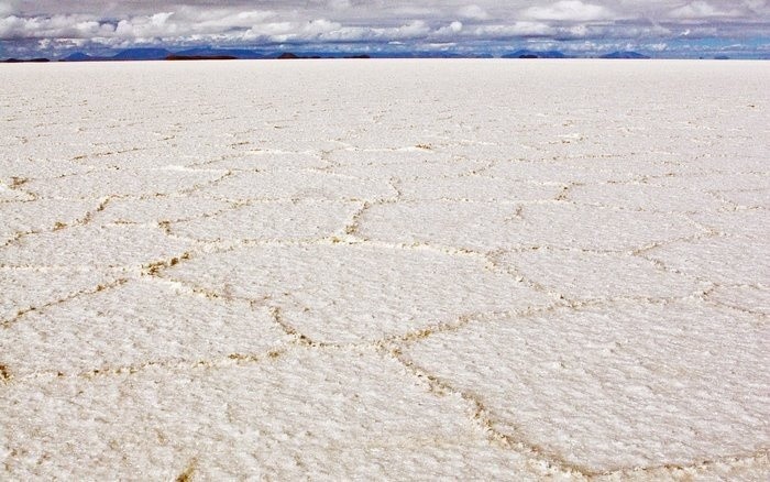 Salar de Uyuni (Bolivia) Một hồ tiền sử cạn khô cách đây 3.000 năm để lại một vùng nứt nẻ hình lục giác kéo dài đến đường chân trời. Cánh đồng muối Salar de Uyni có diện tích hơn 10.000 km2, lớn gấp 25 lần cánh đồng muối Bonneville ở bang Utah, Mỹ.  Kỳ quan này cung cấp 25.000 tấn muối mỗi năm cho các thợ mỏ địa phương, thu hút hàng nghìn chim hồng hạc bay về.