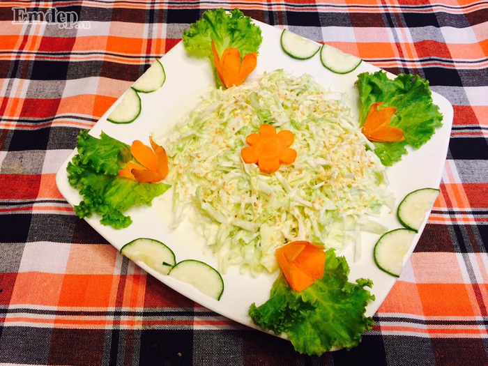 1 - Salad bắp cải - Bắp cải thái mỏng rửa sạch ngâm nước muối loãng vớt ra để ráo nước - Vừng trắng rang vàng đập dập - Trộn mayonnaise và sữa chua có đường tỉ lệ 1:1 cùng chút dấm táo, vừng trắng trộn đều - Xếp bắp cải lên đĩa và cho sốt lên trên và thưởng thức