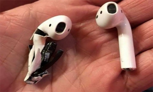 Hoảng hồn vì tai nghe Apple Airpods đắt tiền bất ngờ phát nổ