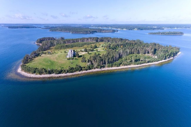  Biệt thự này tọa lạc trên hòn đảo Kaulbach thuộc vùng vịnh Mahone, bờ biển phía đông bang Nova Scotia, Canada. Biệt thự kèm hòn đảo tư nhân này được rao bán lần đầu vào năm 2010.