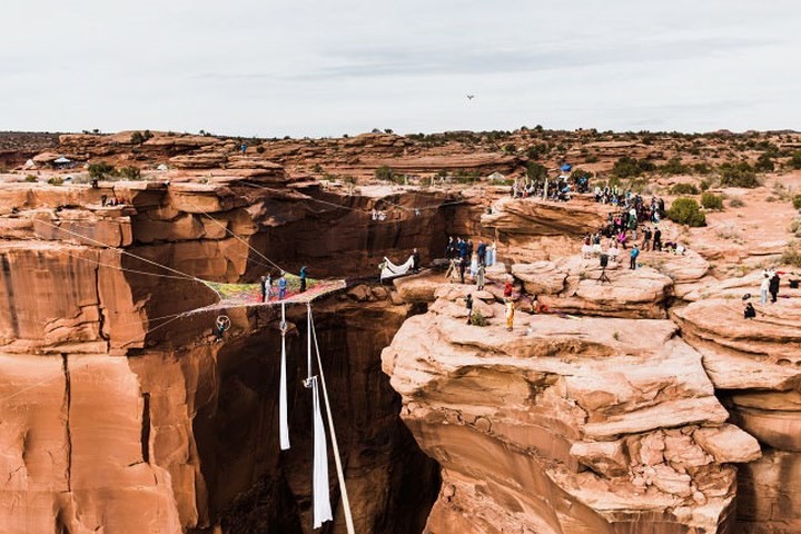 Hẻm núi nằm trong sa mạc Moab ở bang Utah, Mỹ đã trở thành địa điểm tổ chức đám cưới đầy thú vị, đầy mạo hiểm sau bộ ảnh của cặp đôi Ryan Jenks và Kimberly Weglin.