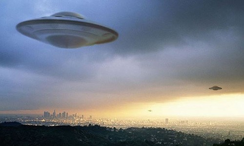 Cô gái hết hồn khi phát hiện UFO ở cự ly cực gần