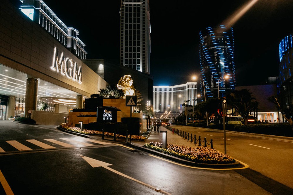 Tập đoàn MGM China vừa mở siêu nghỉ dưỡng  sòng bạc mới MGM Cotai trị giá 3,4 tỷ USD ở Macau nhắm tới tầng lớp trung lưu đang lên của Trung Quốc - nhóm người được dự báo sẽ tăng từ 430 triệu người lên hơn 780 triệu người trong thập kỷ tới. Macau hiện là kinh đô sòng bạc lớn nhất thế giới với doanh thu 33 tỷ USD vào năm ngoái, gấp 3 lần so với các sòng bạc tại Las Vegas của Mỹ. Hiện tại, Macau có hơn 10 khu nghỉ dưỡng sòng bạc.