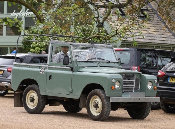 Mới đây, phóng viên bắt gặp  David Beckham lái chiếc xe Land Rover đưa con gái Harper đi mua sắm ở nông trại Daylesford, Cotswolds. Xuất hiện trong trang phục áo sơ mi kẻ kết hợp quần tối màu và mũ bê rê, cựu cầu thủ nổi tiếng thế giới trông vô cùng lịch lãm.