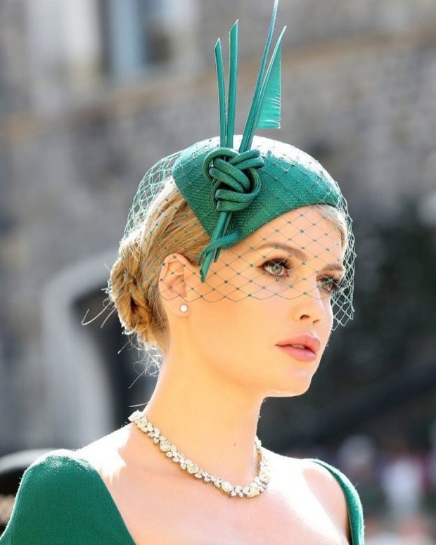 Lady Kitty Spencer sinh năm 1990, là con gái lớn của em trai ruột cố  Công nương Diana, Earl Charles Spencer và người mẫu Victoria Lockwood. Trước màn xuất hiện chiếm hết spot light tại đám cưới Hoàng gia vừa qua, tiểu thư Spencer có cuộc sống khá khép kín.