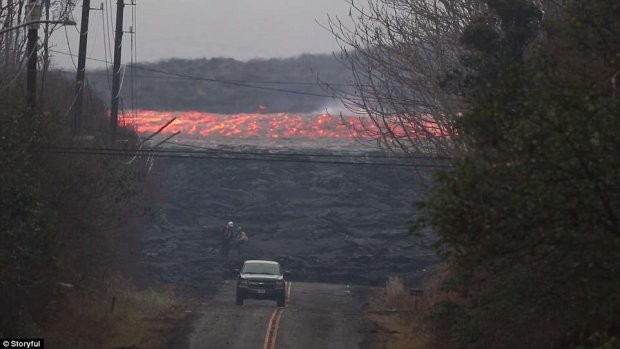 Tới ngày 15/6,  núi lửa Kīlauea ở Hawaii lại tiếp tục phun trào dữ dội, tạo ra một dòng sông nham thạch khiến ai khi nhìn vào cũng không khỏi kinh hãi. “Đài quan sát núi lửa Hawaii thông báo, các hoạt động phun trào vẫn tiếp diễn tại Fissure 8. Dòng dung nham đang tiến ra biển ở vịnh Kapoho và tạo nên một chùm khói lớn“, Cơ quan dân sự quốc phòng Hawaii thông báo.