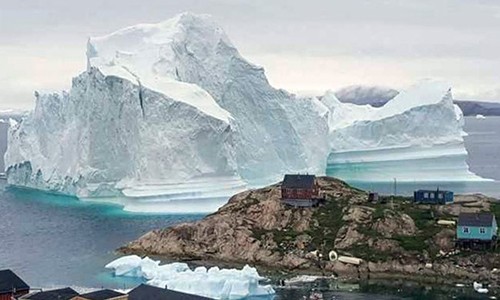 Băng trôi 11 triệu tấn "ghé chơi", cả ngôi làng ở Greenland nín thở