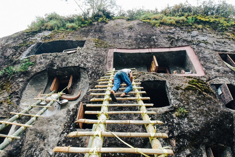  Nghi lễ thay quần áo mới cho người chết diễn ra tại một khu chôn cất trong hang động ở Toraja, thuộc phía Nam đảo Salawesi, Indonesia. Với sự có mặt của đông đảo người thân trong gia đình người đã khuất, dân làng và đặc biệt có rất nhiều du khách ghé lại tham dự, quan sát nghi lễ.