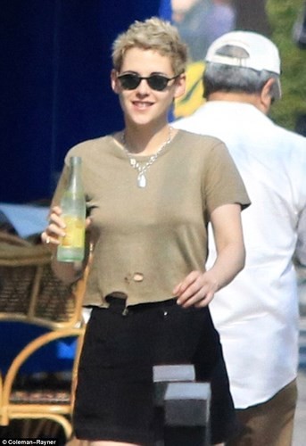  Kristen Stewart nở nụ cười rạng rỡ khi đang sải bước trên đường phố Los Angeles vào ngày 11/8 vừa qua, theo giờ địa phương.