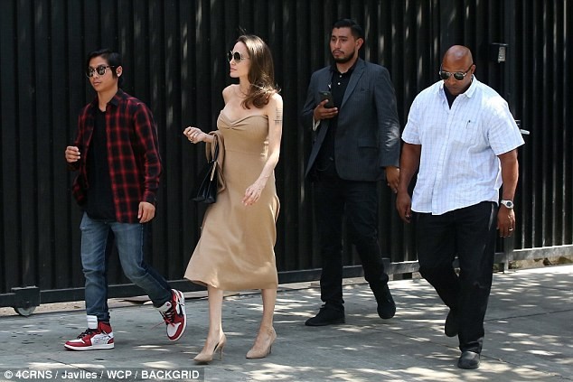 Sau khi đáp chuyến bay về thành phố Los Angeles,  Angelina Jolie thường xuyên dẫn các con đi chơi. Mới đây, cánh paparazzi bắt gặp minh tinh Hollywood cùng con trai Pax Thiên (14 tuổi) đi ăn trưa, mua sắm. Theo những bức ảnh do phóng viên chụp được, Jolie có tâm trạng khá thoải mái.