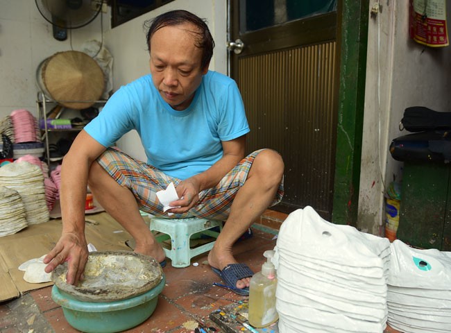 Tại khu phố cổ Hà Nội, vợ chồng nghệ nhân Nguyễn Văn Hòa (64 tuổi) là hộ gia đình duy nhất vẫn còn giữ nghề làm  mặt nạ giấy bồi trong hơn 40 năm qua.