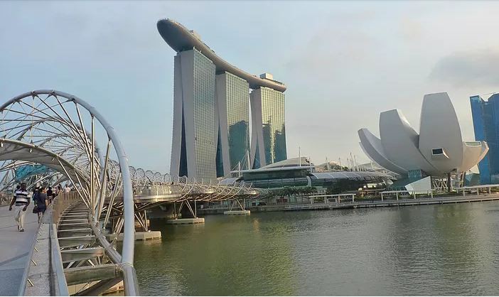 MARINA BAY SANDS Trong tất cả các  tòa nhà gây ấn tượng nhất tại Singapore, Marina Bay Sands là một trong những biểu tượng mang tính biểu tượng nhất. Khu phức hợp khách sạn đã hoàn toàn thay đổi diện mạo của trung tâm tài chính Singapore này bao gồm một sòng bạc siêu hạng, một trung tâm mua sắm, một bảo tàng nghệ thuật hiện đại, một nhà hát và ba tòa tháp, nơi bạn có thể tìm thấy hồ bơi vô cực nổi tiếng trên toàn thế giới của khách sạn.