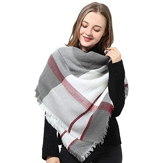 Khăn choàng blanket Đây là loại khăn choàng dạng mền không chỉ giúp giữ ấm phần cổ và lưng cho người mặc mà còn giúp bạn trở nên phá cách và lạ mắt. Bạn có thể kết hợp khăn choàng blanket với các phụ kiện quần áo cá tính hay những phụ kiện to bản, những đôi bốt da cao cổ đều hợp.