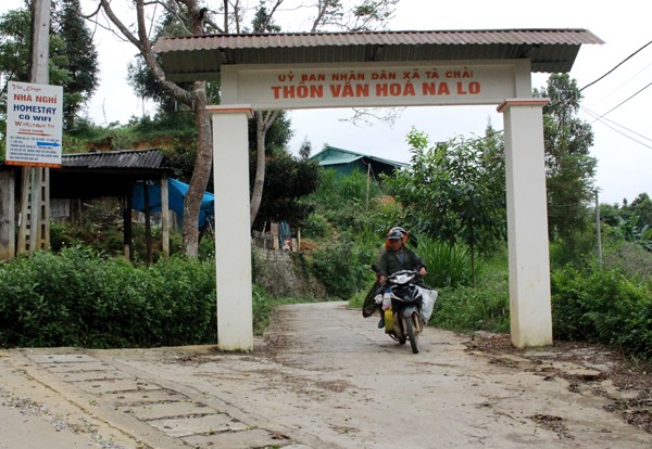 Thôn Na Lo nằm cách trung tâm thị trấn Bắc Hà khoảng 3 km.