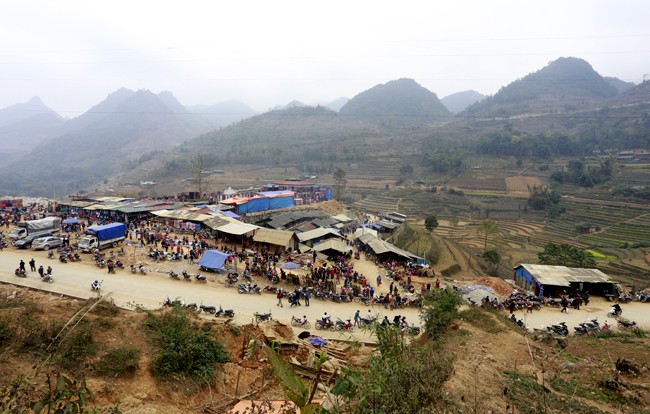 Nằm trên vùng núi cao và cách thành phố Lào Cai gần 100 km, du khách đến với chợ trâu, chim cảnh  Cán Cấu (huyện Si Ma Cai, Lào Cai) sẽ đi qua những con đèo gấp khúc uốn lượn, càng lên cao càng dốc đứng rợn gáy, đặc trưng địa hình Tây Bắc.