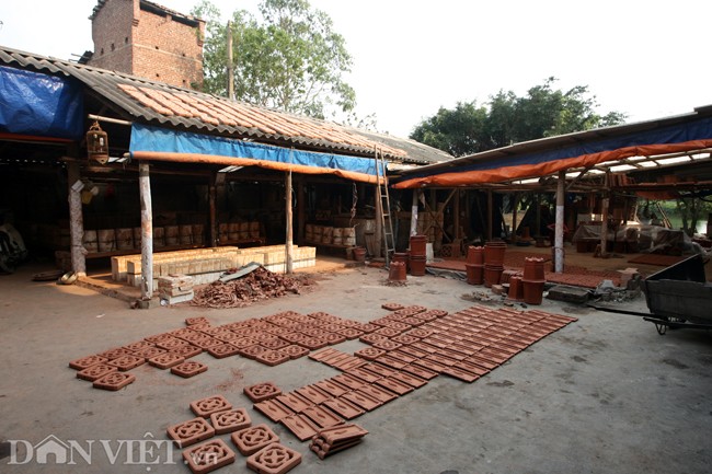  Làng gốm cổ Kim Lan thuộc huyện Gia Lâm, nằm ở phía đông nam Hà Nội. Theo nhiều nghiên cứu về khảo cổ và lịch sử, nghề gốm ở Kim Lan đã xuất hiện từ rất lâu, có thời kỳ phát triển đến cực thịnh.