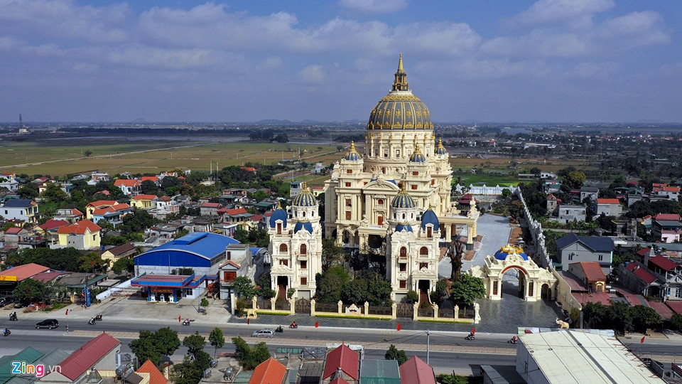  Tòa lâu đài mang tên Thành Thắng bao gồm một cung điện nằm tại vị trí đẹp ở phía đông thành phố Ninh Bình bề ngoài trông như đã hoàn tất nhưng thực chất nội thất còn đang trong quá trình hoàn thiện.