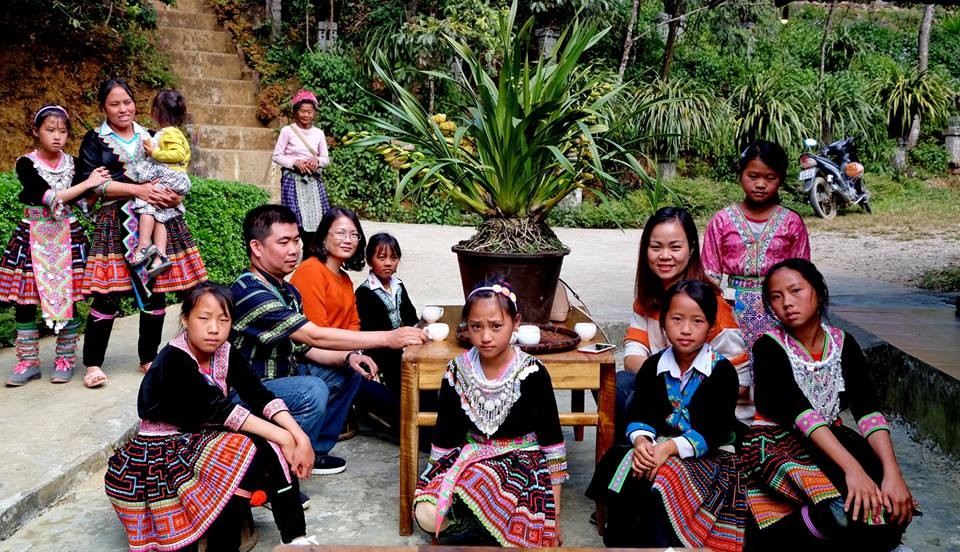 Những bản người Mông ở đất Tây Bắc nằm vắt vẻo trên núi cao. Tuy lợi thế về đất đai rộng mênh mông, bà con người Mông tần tảo sớm hôm trên nương, trên rẫy nhưng cũng chỉ mong kiếm đủ 3 bữa no. Lần này có dịp lên bản Sin Súi Hồ - nằm độ cao 2.000m so với mặt nước biển, tôi bất ngờ trước lối suy nghĩ và cách làm của bà con người Mông nơi đây. Cây địa lan đã làm thay đổi bộ mặt của bản dù bản nằm tít trên dãy Hoàng Liên Sơn hùng vĩ.