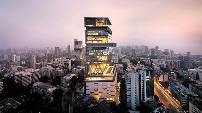 Căn nhà đắt đỏ nhất thế giới - 1 tỷ USD Dinh thự Antilia nằm ở thành phố Mumbai, Ấn Độ là căn nhà đắt nhất thế giới với chi phí xây dựng khoảng 1 tỷ USD. Dinh thự này thuộc sở hữu của tỷ phú giàu nhất Ấn Độ, Mukesh Ambani. Căn nhà này có 27 tầng, diện tích sàn hơn 37.000 mét vuông và được vận hành bởi khoảng 600 người. Ảnh: Youtube.