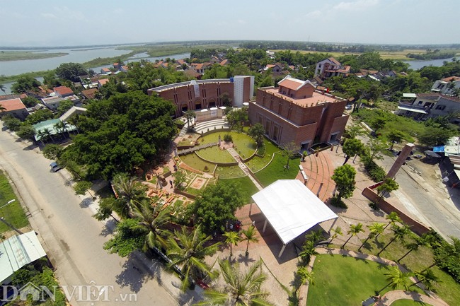 Công viên văn hóa đất nung Thanh Hà (làng gốm Thanh Hà, Hội An, Quảng Nam) được làm hoàn toàn từ gốm sứ, xây dựng trên diện tích 6.800 m2 với vốn đầu tư lên đến 22 tỷ đồng. Nơi đây, dưới bàn tay điêu luyện của các nghệ nhân, hàng chục kỳ quan và các công trình nổi tiếng thế giới được mô phỏng bằng đất nung đã ra đời.