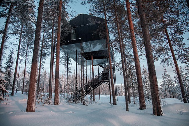 Trong khu rừng thông rộng lớn ở phía Bắc Thụy Điển, căn nhà Treehotel trở nên nổi bật khi nằm cheo leo cạnh những thân cây cao vút. Được thiết kế bởi công ty kiến trúc Snøhetta, ngôi nhà có tầm nhìn tuyệt đẹp hướng về những ngọn cây Lapland và sông Lule.