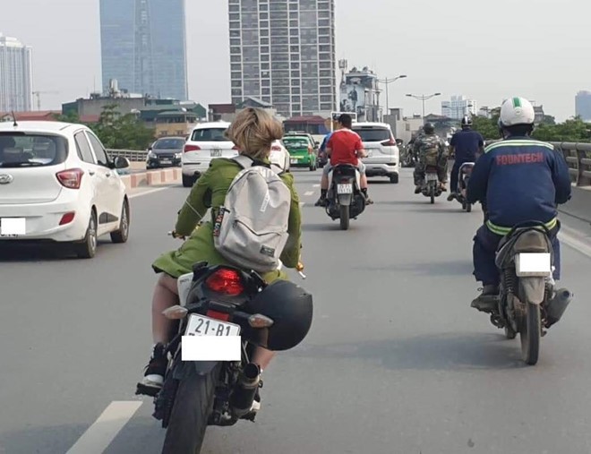 Cô gái lái xe phân khối lớn bị 'ném đá' vì lạng lách trên đường