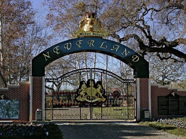 Trang trại Neverland với biệt thự tuyệt đẹp của Michael Jackson từng được rao bán với giá 100 triệu USD hồi năm 2015, nhưng năm 2017 giảm còn 65 triệu USD.