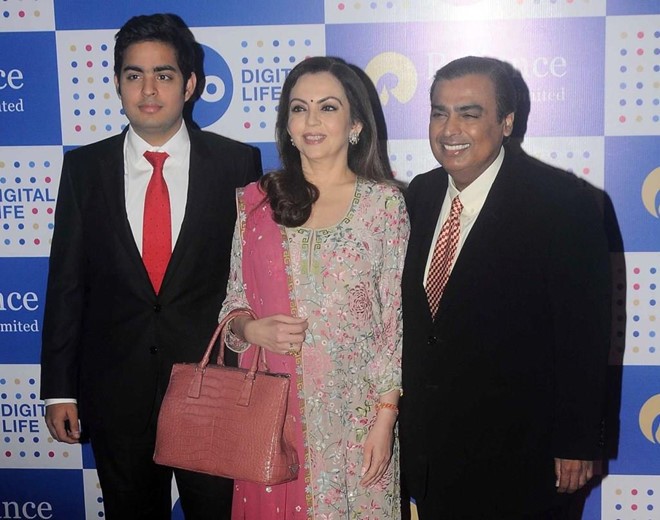 Gia tộc Ambani (Ấn Độ - 44,8 tỷ USD): Dhirubhai Ambani, con của một giáo viên, thành lập một doanh nghiệp may mặc ở Mumbai trong thập niên 1960 trước khi chuyển sang lĩnh vực dầu khí. Kết quả là ông tạo ra tập đoàn công nghiệp khổng lồ Reliance Industries. Sau khi Dhirubhai Ambani qua đời vào năm 2002, đế chế này được phân chia cho hai người con Mukesh và Anil.