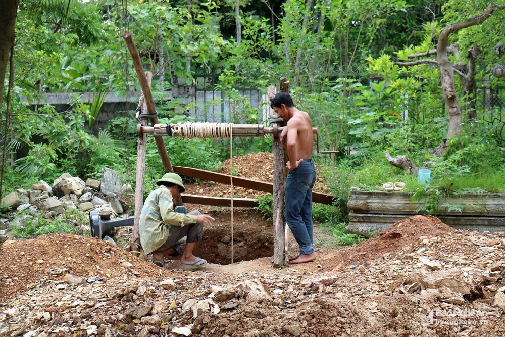 Trước, ở khắp các làng quê, nhà nào cũng đào một cái giếng để lấy nước sinh hoạt, đội ngũ làm  nghề đào giếng rất đông. Nay, người dân chủ yếu dùng nước máy, nước giếng khoan, nhu cầu đào giếng ít đi, nên thợ đào giếng cũng không nhiều. Họ thường đi làm theo nhóm, mỗi nhóm ít nhất 3 người (1 người đào, 1 người quay ròng rọc, 1 người đổ đất). Trong ảnh: Một nhóm thợ đang đào giếng ở xã Hùng Tiến, huyện Nam Đàn.