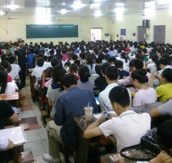 Nhìn lứa 2K đi thi, 8X và 9X bồi hồi nhớ một thời 'dùi mài kinh sử'