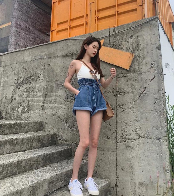 Áo ôm sát sơ vin jean short cạp cao Jean short cạp cao vốn dĩ đã nổi tiếng với khả năng kéo dài chân rồi, nhưng bạn có thể chạm đến hiệu ứng "chân dài đến nách" khi kết hợp kiểu quần này với những chiếc áo ôm sát. Trong khi short cạp cao có nhiệm vụ kéo dài chân thì áo ôm lại tạo vẻ gọn gàng, từ đó khiến body bạn trông cao ráo, mảnh mai hơn tức thì với đôi chân dài miên man. Bên cạnh jean short cạp cao cơ bản, bạn có thể tìm mua kiểu quần cạp siêu cao để kéo chân hơn nữa. Để công thức này thêm "chất" và ăn hình, bạn hãy hoàn thiện nó với những món phụ kiện như giày sneaker (đặc biệt là chunky sneaker), mũ lưỡi trai hoặc mũ bucket.