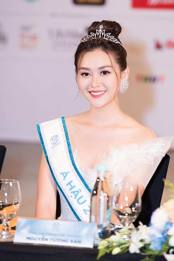 Sau đêm chung kết Miss World Việt nam 2019, 3 cái tên được xướng danh với ngôi vị cao nhất thuộc về Lương Thùy Linh, tiếp đến là Á hậu 1 Nguyễn Hà Kiều Loan, và Á hậu 2 Nguyễn Tường San. Không kém phần nổi bật như Hoa hậu Nguyễn Thùy Linh, nàng Á hậu Tường San được nhiều người yêu thích, quan tâm. Nếu như Lương Thùy Linh được đánh giá cao bởi sắc vóc nổi bật, thành tích học tập ấn tượng và khả năng tiếng Anh tốt thì Nguyễn Tường San lại được chú ý bởi gương mặt khả ái, thần thái sang chảnh và sự tự tin trước đám đông.