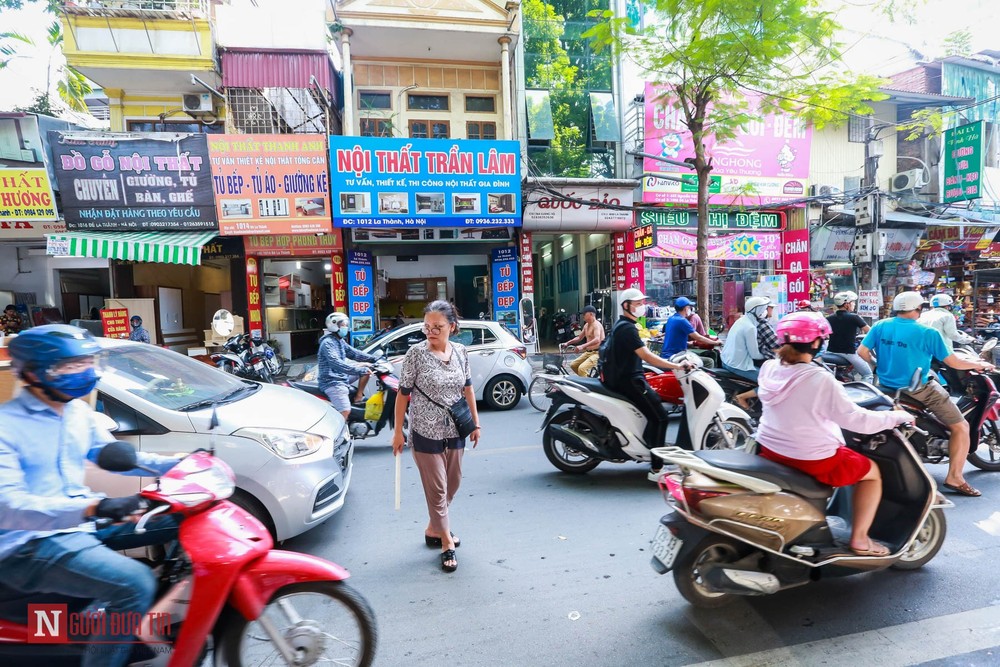 “Công việc” không lương bắt đầu vào tháng 9/2018, khi khu trọ gần Bệnh viện Nhi Trung ương bị cháy. Thấy xe cứu hỏa, cứu thương nối đuôi nhau xếp hàng vì tắc đường, bà đã vội vàng ra hỗ trợ dẹp các phương tiện khác cho xe chạy vào. Mặt mũi bà lấm lem, người ngợm nhếch nhác. Kể từ đó, bà bén duyên với công việc điều tiết giao thông ở trước cổng bệnh viện, mặc dù không được ai phân công hay nhờ vả.