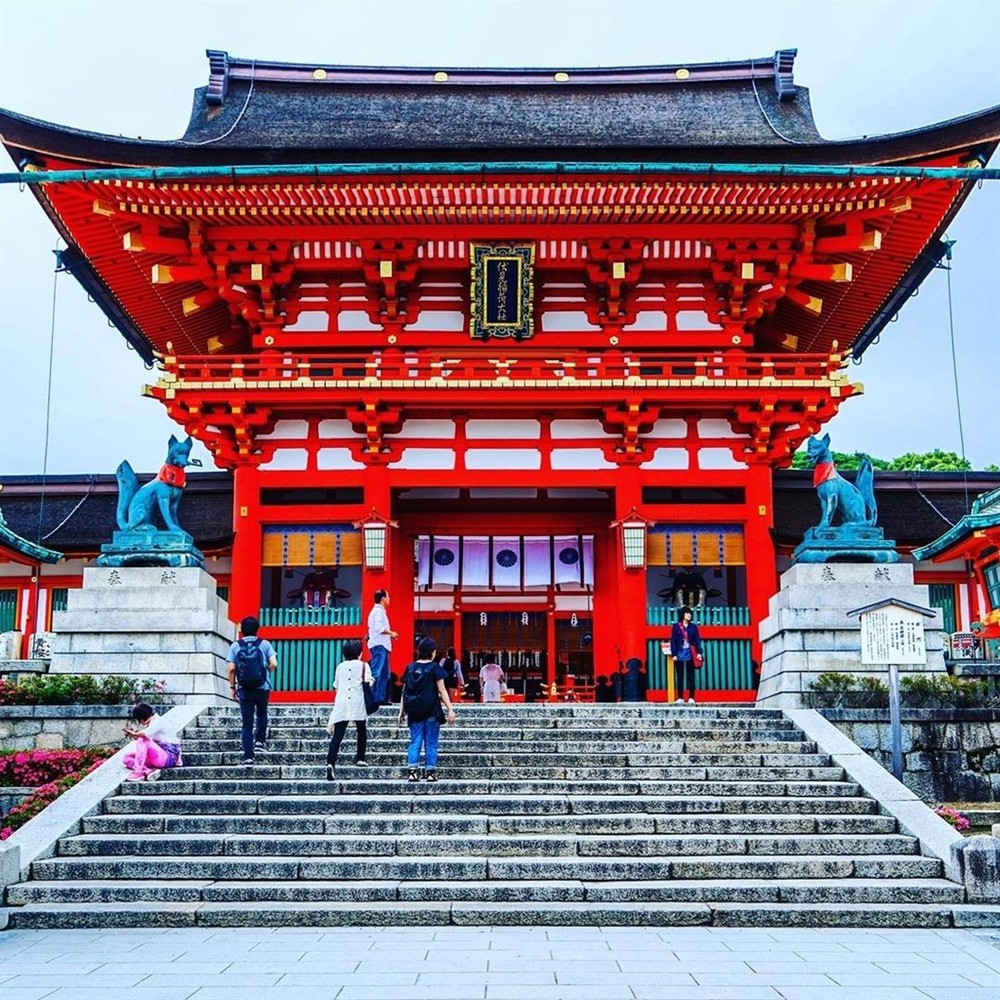 Fushimi Inari Taisha (Fushimi-ku, Kyoto) là ngôi đền nổi tiếng với hàng vạn chiếc "cổng trời". Để lên tới điện chính của ngôi đền, du khách phải leo qua hơn 10.000 cổng Torii. Những chiếc cổng này là vật phẩm được đóng góp từ các cá nhân, tổ chức, công ty với niềm tin rằng việc làm đó sẽ đem lại may mắn, thịnh vượng và thành công cho công việc kinh doanh của họ. Ảnh: mugfler, stunningfushimainari.