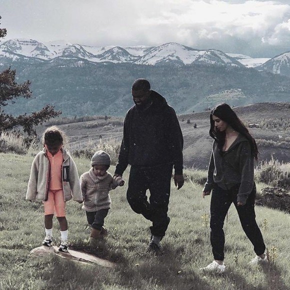 Mới đây, cặp sao nổi tiếng Kim Kardashian - Kanye West đã tậu điền trang rộng tới 3.600 ha ở tiểu bang Wyoming, Mỹ. Được biết, chủ cũ từng rao bán với giá 14 triệu USD (325 tỷ đồng). Điền trang bao gồm trang trại, nhà ở, nhà hàng, đồng cỏ, hai hồ nước...