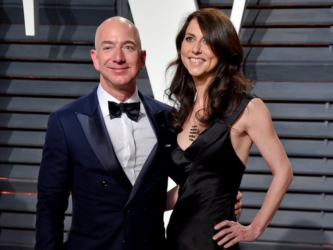 Thỏa thuận ly hôn giữa Jeff Bezos và vợ cũ hoàn tất vào tháng 7/2019. Bà MacKenzie Bezos nhận số cổ phần tại Amazon trị giá 37 tỷ USD và trở thành người phụ nữ giàu thứ 3 hành tinh. Ảnh: AP.