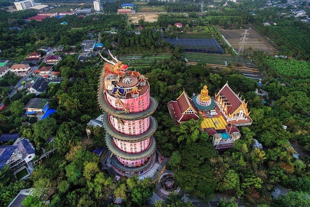 Tham quan các đền, chùa cổ và di tích tôn giáo là một trong những trải nghiệm du khách khó lòng bỏ qua khi tới Thái Lan. Khi nghĩ đến hình ảnh đền, chùa Phật giáo cổ xưa, bạn sẽ mường tượng tới các tác phẩm chạm khắc bằng gỗ công phu, bức tượng vàng biểu tượng gắn liền với yếu tố tâm linh. Ảnh: Armouredvehicleslatinamerica.