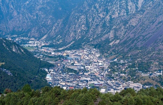 Andorra là một quốc gia nhỏ bé ở châu Âu. Đất nước này chỉ có diện tích 468km2. Dân số chỉ 85.000 người và nằm hoàn toàn trong lục địa, không giáp biển. Mặc dù, diện tích nhỏ như vậy song đây là quốc gia giàu có trên thế giới.