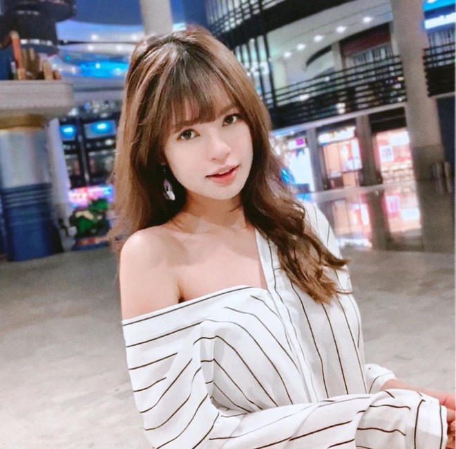 Thời gian gần đây, Cheri Lowitz là hot girl quen mặt dân mạng Malaysia và một số nước châu Á nhờ sở hữu vẻ ngoài ưa nhìn. Cô sinh năm 1996, là con lai Trung Quốc - Malaysia.