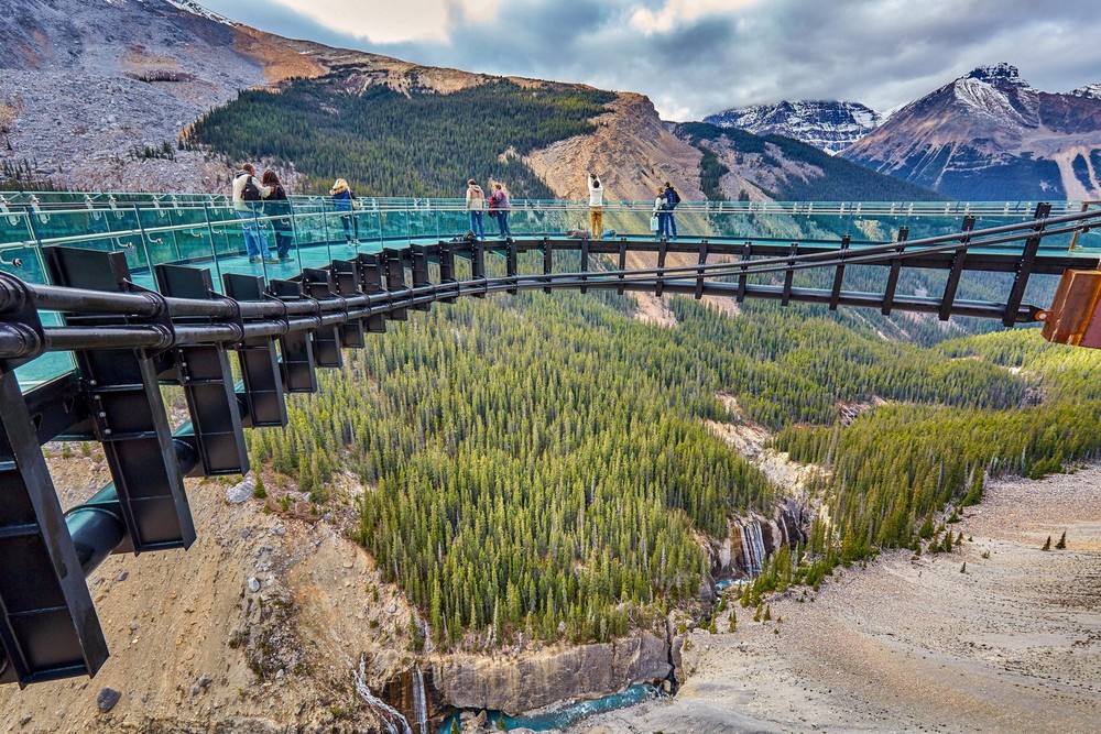 Cầu kính Glacier (Jasper, Canada): Nằm trong công viên quốc gia Jasper, Glacier Skywalk có thiết kế hình cung dài 400 m là điểm đến được nhiều du khách lựa chọn khi ghé Canada. Lối đi hình chữ U này nhô ra 30 m từ vách đá, mang đến cho bạn cơ hội nhìn thẳng xuống dòng sông băng tuyệt đẹp phía dưới và tận hưởng quan cảnh hùng vĩ xung quanh. Ảnh: Getty images.